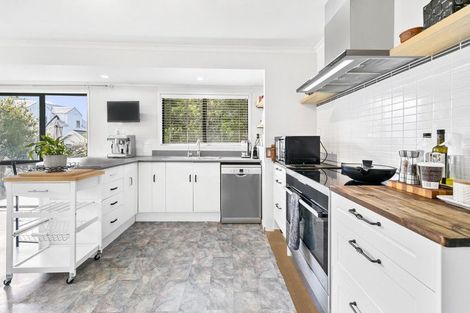 Photo of property in 1 Awatahi Place, Greenhithe, Auckland, 0632