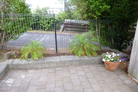 Photo of property in 22 Raymond Terrace, Northcote, Auckland, 0627