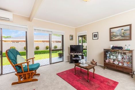 Photo of property in 13 Framalda Place, Conifer Grove, Takanini, 2112