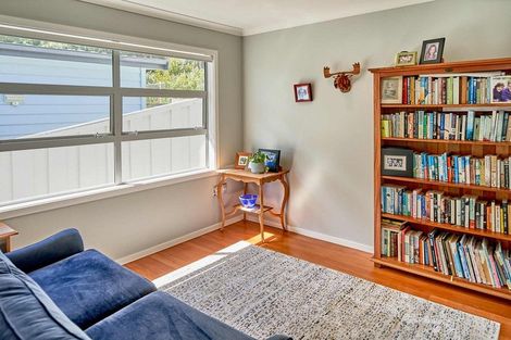 Photo of property in 25 Sunset Parade, Plimmerton, Porirua, 5026