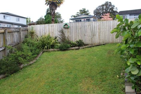Photo of property in 1/8 Louise Place, West Harbour, Auckland, 0618
