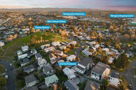 Photo of property in 2/11 Cyril Crescent, West Harbour, Auckland, 0618