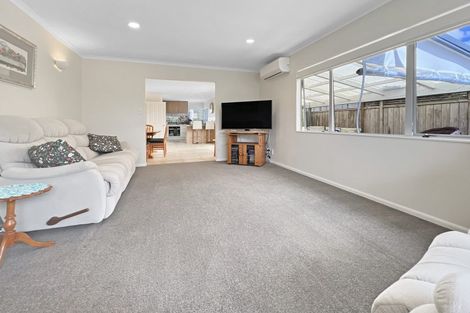 Photo of property in 8a Hauraki Crescent, Pinehill, Auckland, 0632
