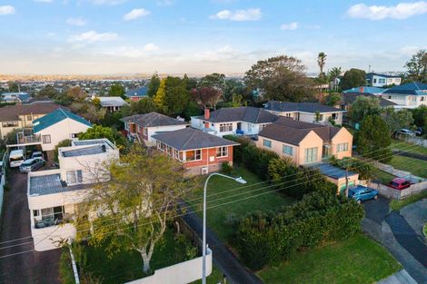 Photo of property in 1/229 Glenfield Road, Hillcrest, Auckland, 0627