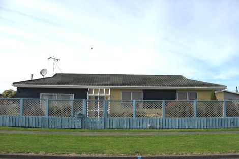 Photo of property in 2 Awatea Street, Castlecliff, Whanganui, 4501