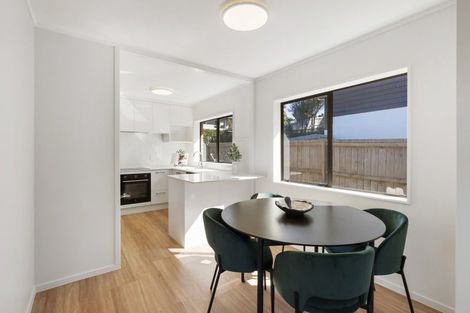Photo of property in 50b Mirrabooka Avenue, Botany Downs, Auckland, 2010