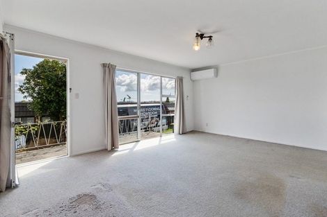 Photo of property in 2/92 Lynwood Road, New Lynn, Auckland, 0600