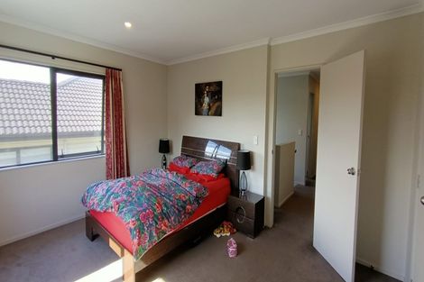 Photo of property in 25 Andover Way, Goodwood Heights, Auckland, 2105