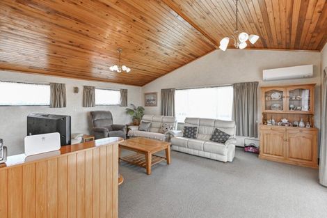 Photo of property in 15 Deakin Place, Clive, 4102