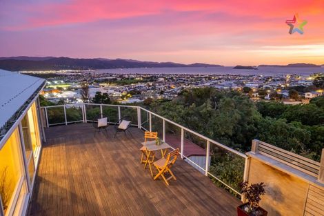 Photo of property in 10 Walnut Way, Maungaraki, Lower Hutt, 5010