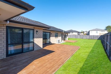 Photo of property in 7 Kahika Grove, Huapai, Kumeu, 0810