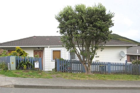 Photo of property in 5 Evesham Place, Newlands, Wellington, 6037