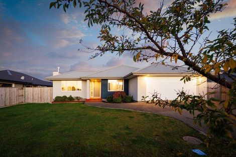 Photo of property in 6 Atlantic Drive, Fitzherbert, Palmerston North, 4410