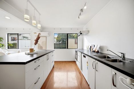 Photo of property in 2/327 Bucklands Beach Road, Bucklands Beach, Auckland, 2012