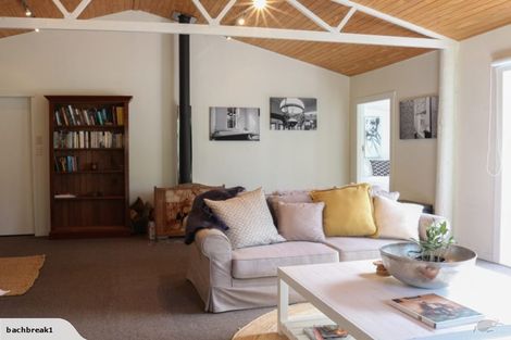 Photo of property in 25 Donnelly Street, Oakura, 4314