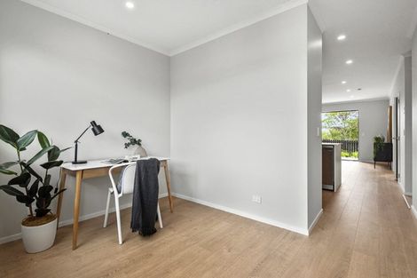 Photo of property in 2/1 Parapara Place, Albany, 0632
