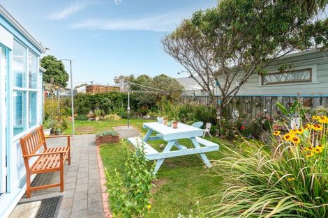 Photo of property in 26 Resolution Street, Lyall Bay, Wellington, 6022