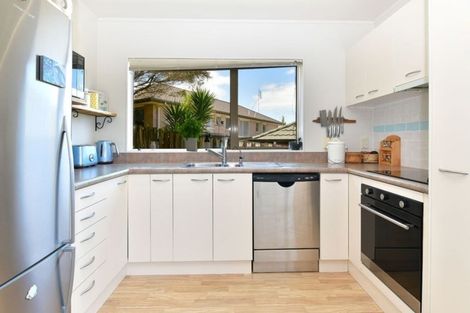 Photo of property in 2/18 Ellenbury Place, Stanmore Bay, Whangaparaoa, 0932