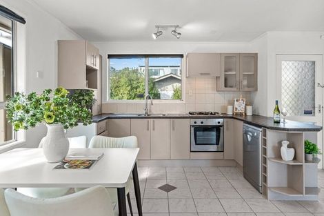 Photo of property in 21 Celeste Place, Totara Vale, Auckland, 0627