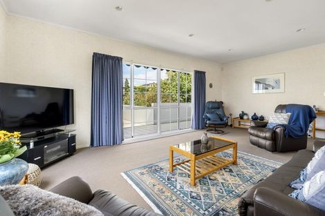 Photo of property in 8 Calman Place, Chatswood, Auckland, 0626