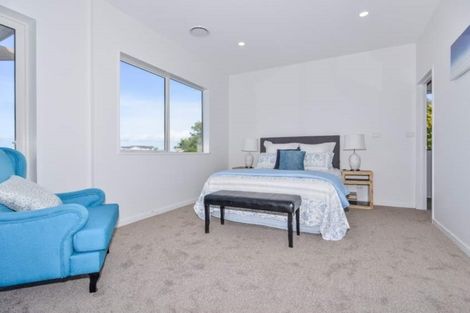 Photo of property in 32 Ngahere Views, Orewa, 0931