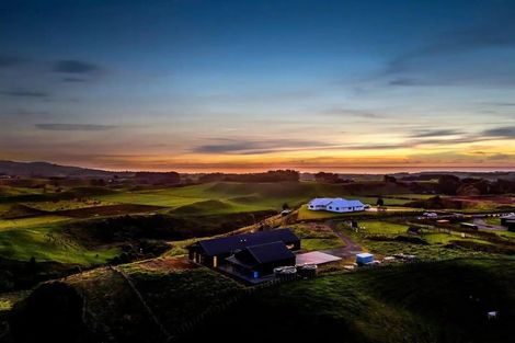 Photo of property in 7 Te Ara Karoiroa Road, Hurford, New Plymouth, 4374