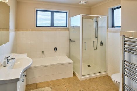 Photo of property in 17 Endeavour Drive, Whitby, Porirua, 5024