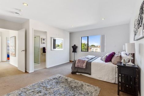 Photo of property in 3155a Great North Road, New Lynn, Auckland, 0600