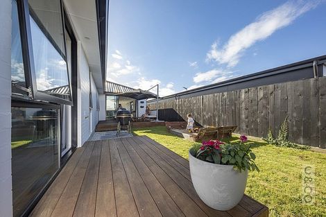 Photo of property in 37 Lumbarda Drive, Kumeu, 0810
