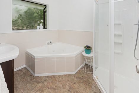 Photo of property in 25 Gosford Drive, Botany Downs, Auckland, 2010