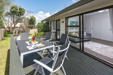 Photo of property in 25 Gosford Drive, Botany Downs, Auckland, 2010