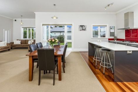 Photo of property in 22 Onewa Road, Northcote Point, Auckland, 0627