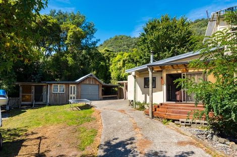 Photo of property in 14 Angle Street, Picton, 7220