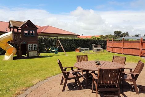 Photo of property in 25 Pohutukawa Drive, Opunake, 4616