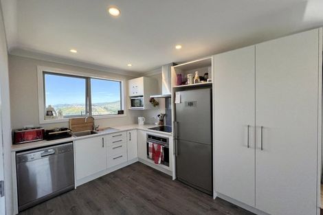 Photo of property in 20a Chetwode Grove, Newlands, Wellington, 6037