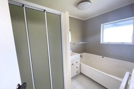 Photo of property in 1 Gosford Drive, Botany Downs, Auckland, 2010