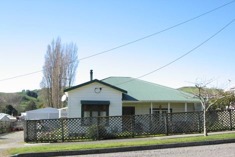 Photo of property in 6 Paraekaretu Street, Hunterville, 4730