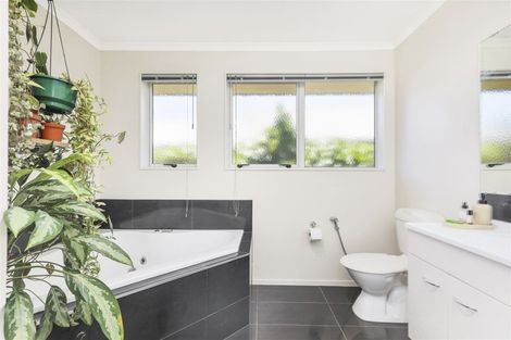 Photo of property in 64 Farnborough Drive, Grandview Heights, Hamilton, 3200