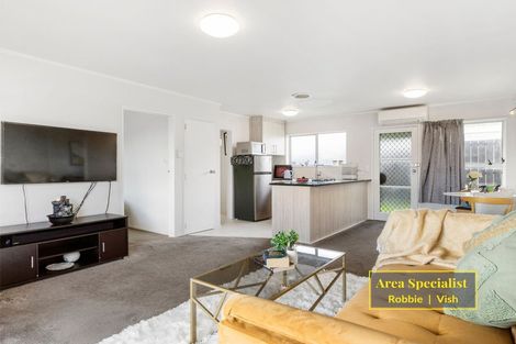 Photo of property in 2/94 Lynwood Road, New Lynn, Auckland, 0600