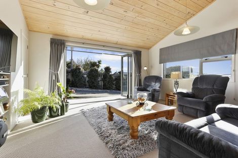 Photo of property in 11 Deane Avenue, Titirangi, Auckland, 0604