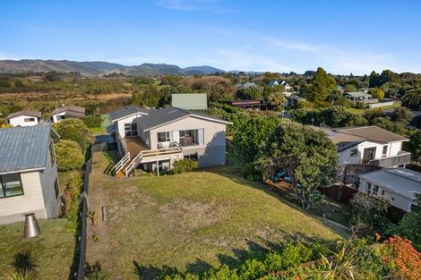 Photo of property in 5 Freyberg Crescent, Waikanae Beach, Waikanae, 5036