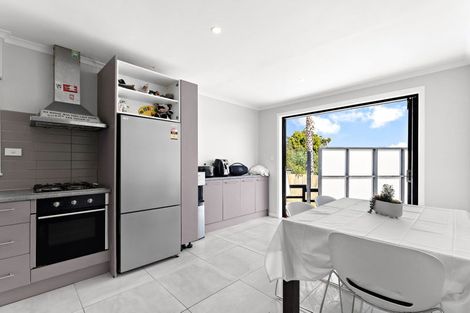 Photo of property in 18 Murray Road, Te Atatu Peninsula, Auckland, 0610