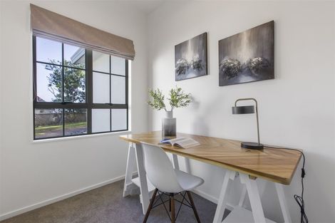 Photo of property in 17 Mandeville Place, Unsworth Heights, Auckland, 0632