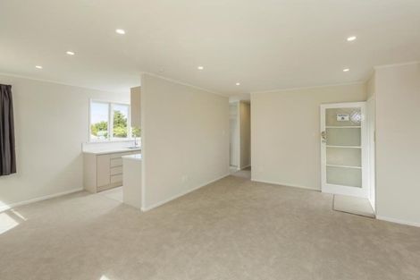 Photo of property in 1/862 East Coast Road, Northcross, Auckland, 0630