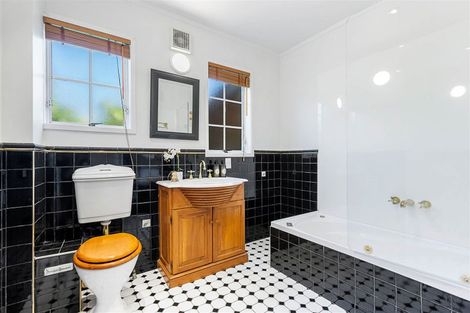 Photo of property in 2 Fitzpatrick Place, Chatswood, Auckland, 0626