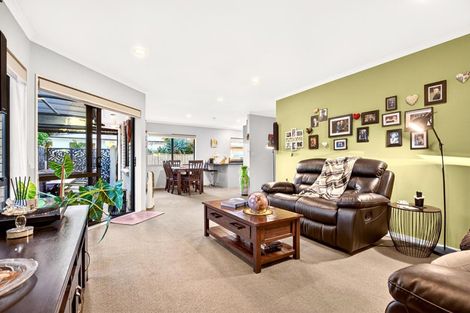 Photo of property in 72a Farquhar Road, Glendene, Auckland, 0602