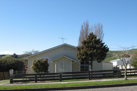 Photo of property in 8 Paraekaretu Street, Hunterville, 4730