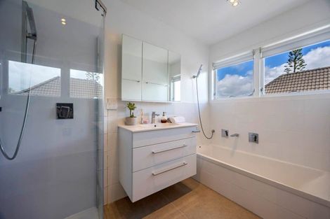 Photo of property in 2/89 Diana Drive, Glenfield, Auckland, 0627