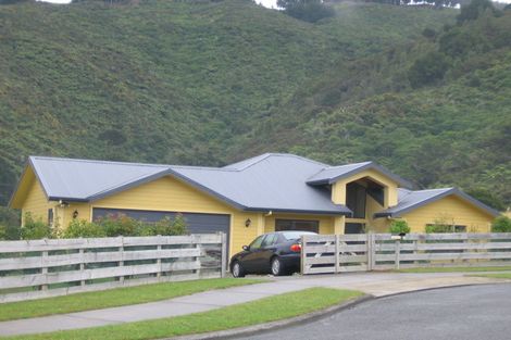 Photo of property in 13 Grace Nicholls Grove, Riverstone Terraces, Upper Hutt, 5018