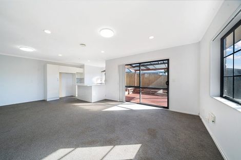 Photo of property in 18 Plumstead Rise, Glen Eden, Auckland, 0602